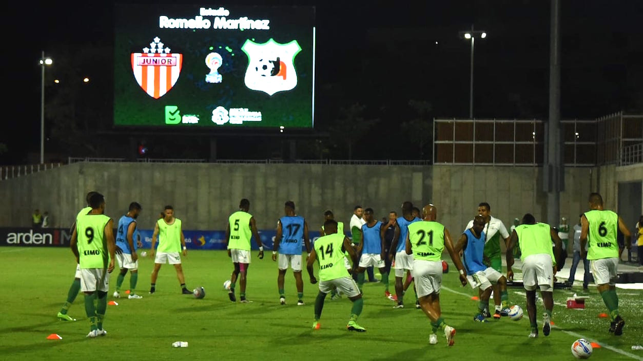 Jugadores de Quindío en el calentamiento previo.