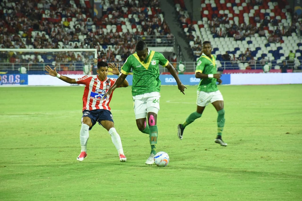 David Murillo intenta neutralizar una llegada de los 'cafeteros'.