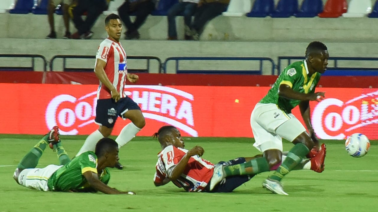 Iván Rivas es superado en una ofensiva del Quindío.