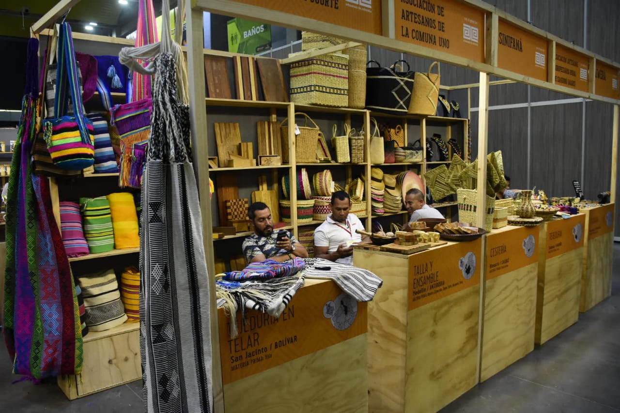 Stands de la feria dedicado a Artesanías de Colombia.