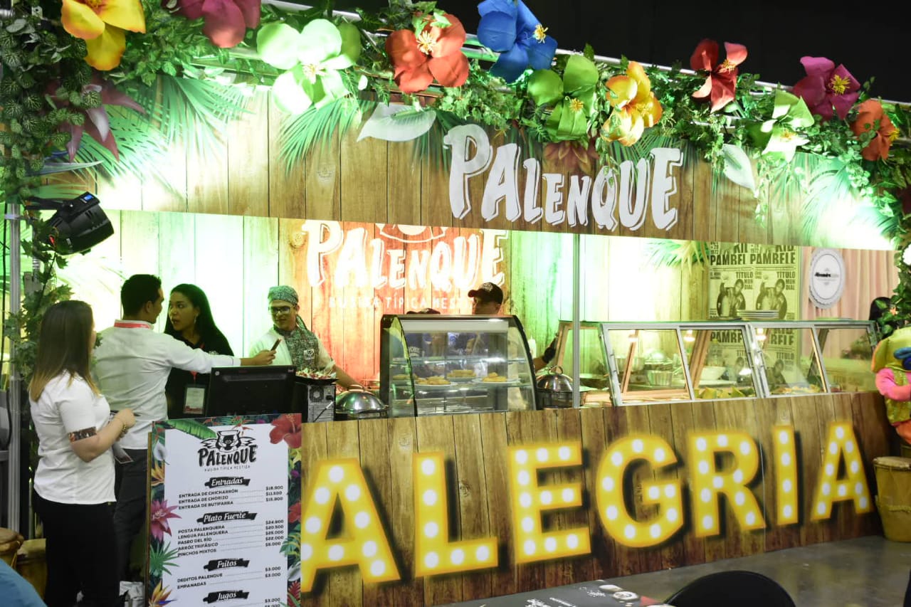 Colorido stand de la feria.