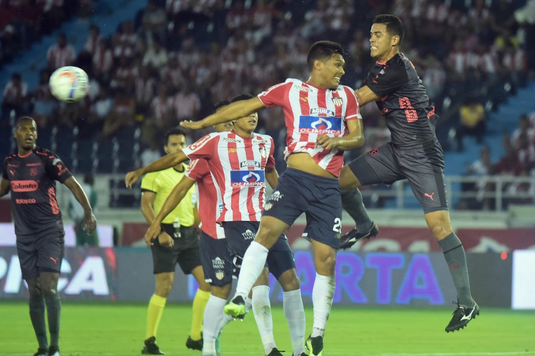 Teófilo Gutiérrez cabeceando frente a la 'poderosa' defensa.
