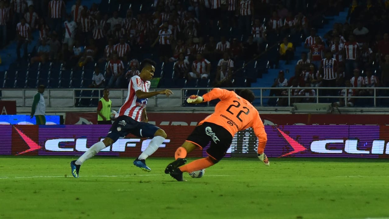 Luis Díaz eludiendo a David González para anotar el primero.