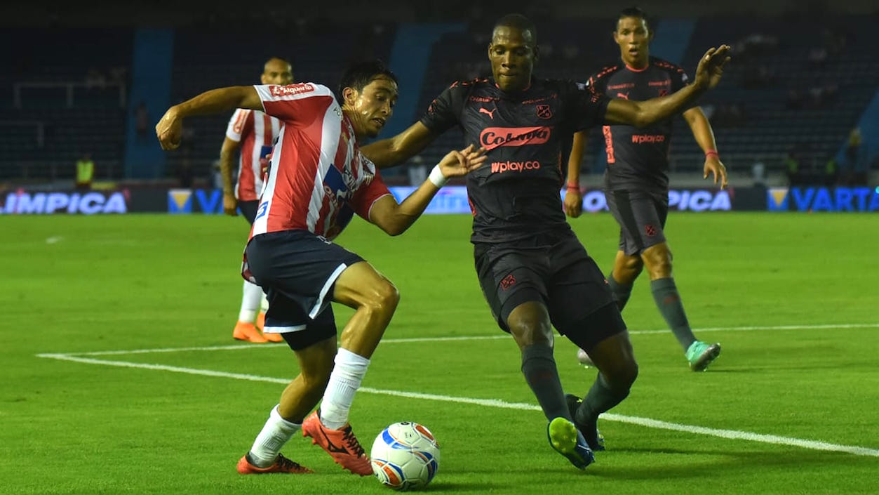 Fabián Sambueza intentando superar la marca rival.