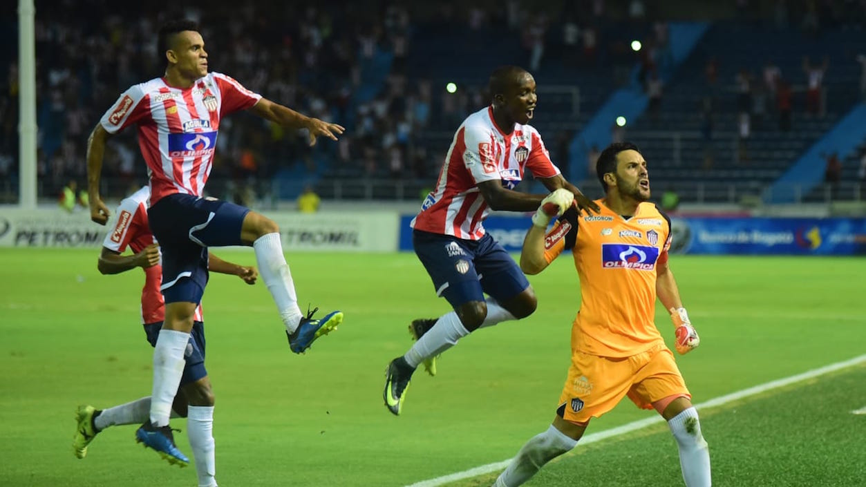 Jugadores de Junior celebrando el gol de Viera.