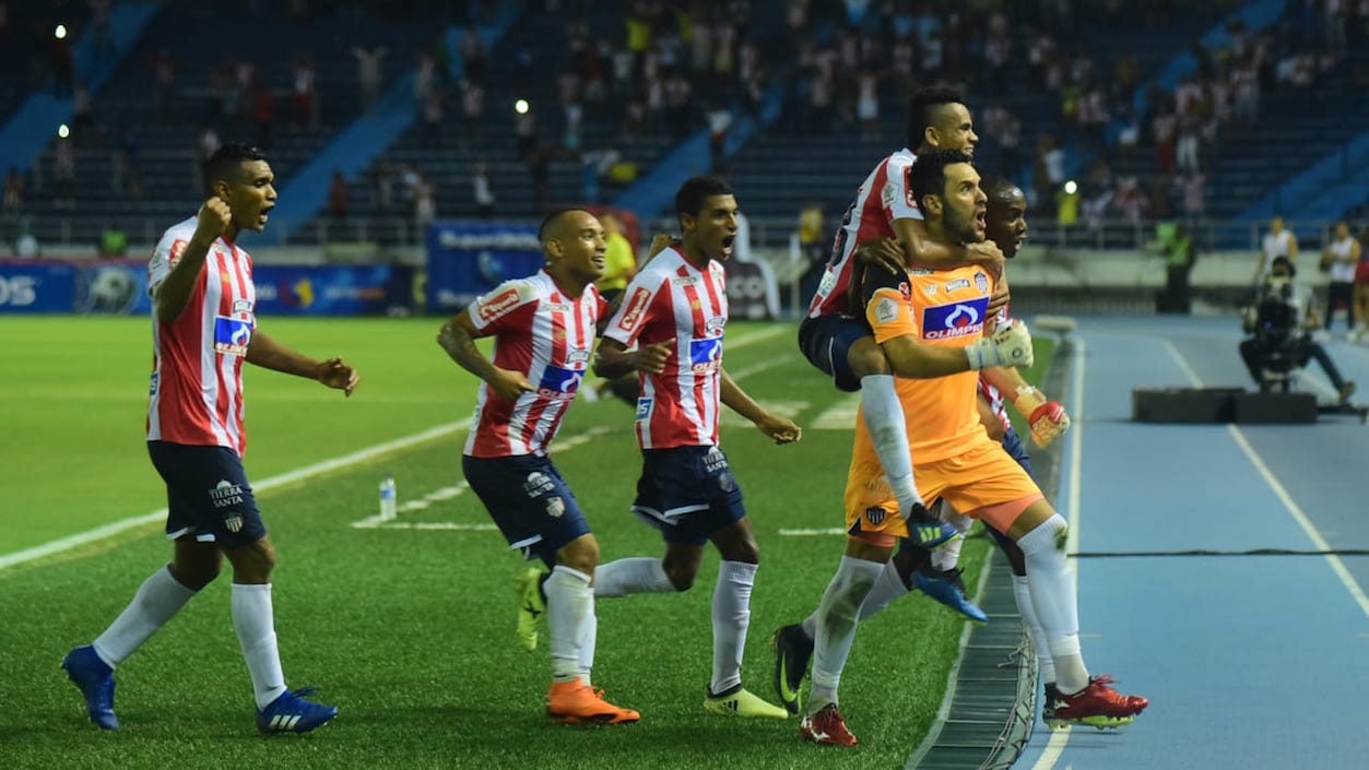 Luis Díaz encima de Sebastián Viera, celebrando el segundo gol.