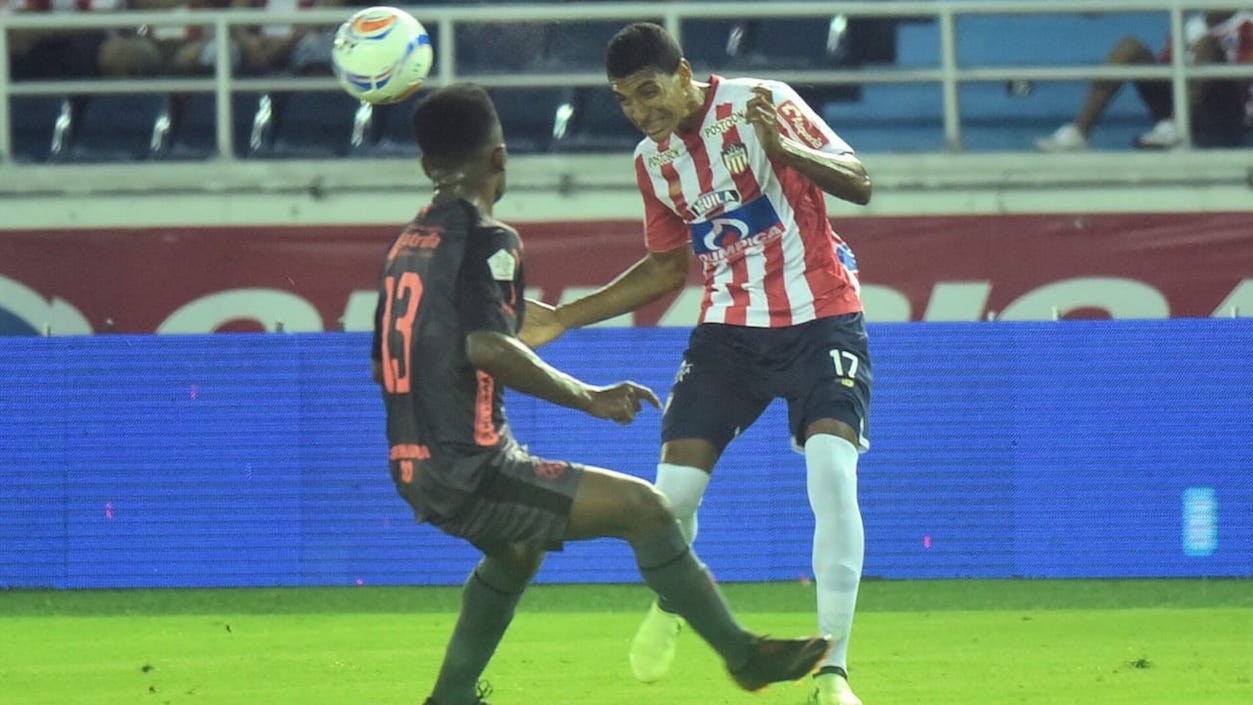 Gabriel Fuentes enfrentando a Elvis Perlaza.