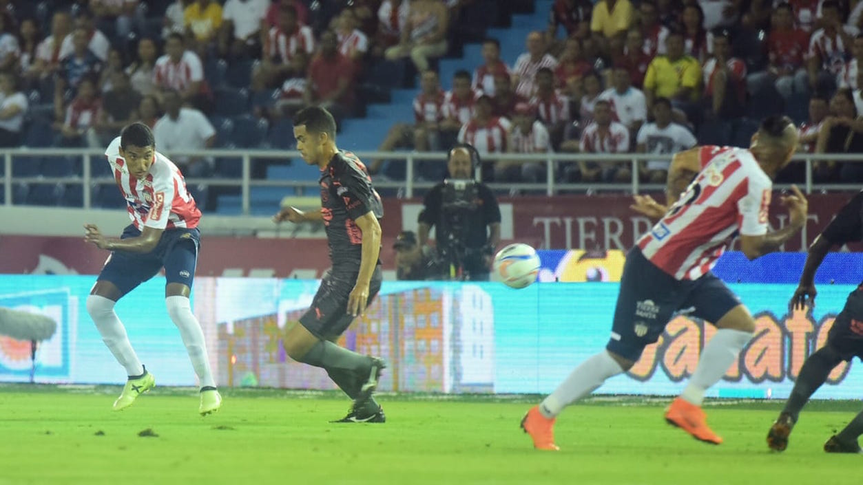 Gabriel Fuentes filtrando un balón a Jarlan Barrera.