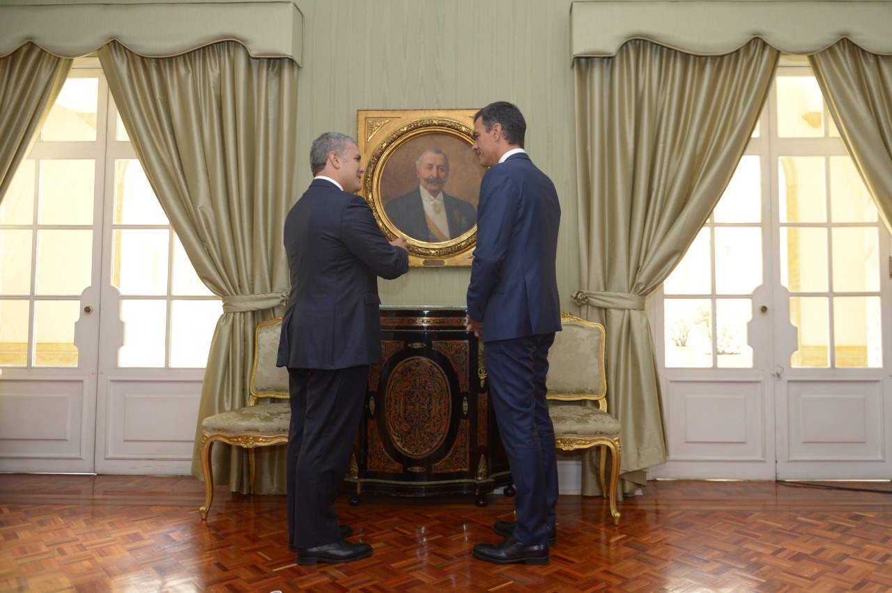 El presidente del Gobierno, Pedro Sánchez, en su tercera etapa de viaje por América Latina, visitó Colombia donde se reunió con el presidente Iván Duque, a quien ha trasladado el compromiso de trabajar juntos en la promoción de los Derechos Humanos, la paz, la seguridad, el diálogo y la negociación.