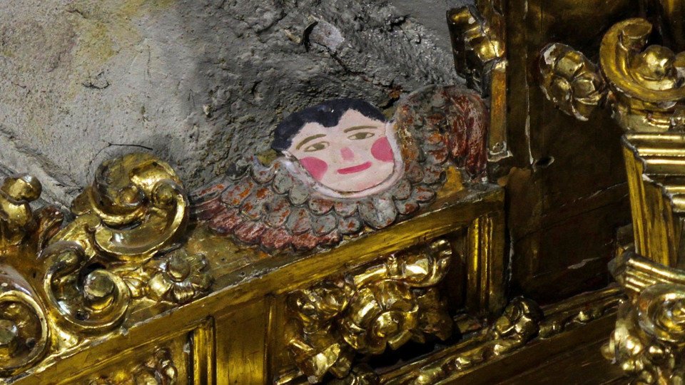 El ángel con colorote en la parroquia de San Sebastián de Reinosa (Cantabria).