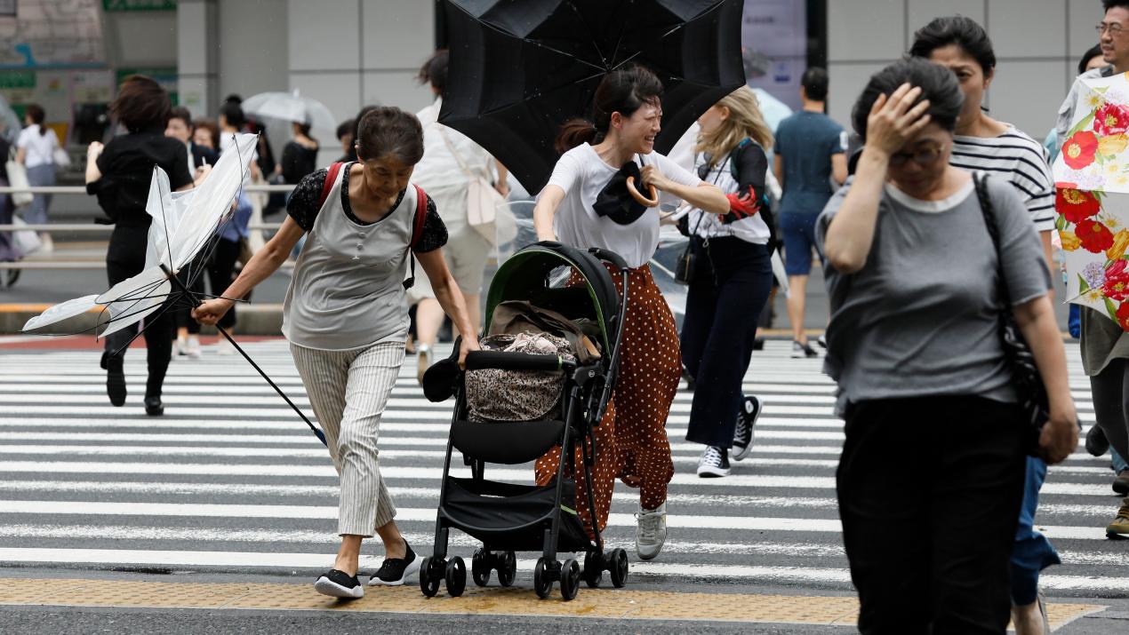 El oleaje desencadenado por el tifón provocó que el nivel del mar se elevara en 2,4 metros en la Bahía de Osaka, 