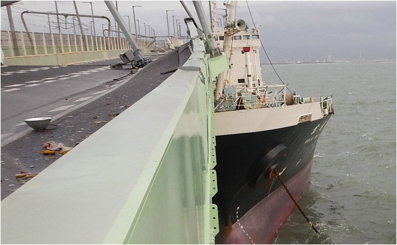 El oleaje desencadenado por el tifón provocó que el nivel del mar se elevara en 2,4 metros en la Bahía de Osaka.