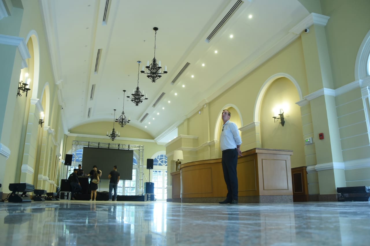 El gerente del Hotel El Prado, Rodrigo Spiniak, en el lobby de torre ejecutiva. 