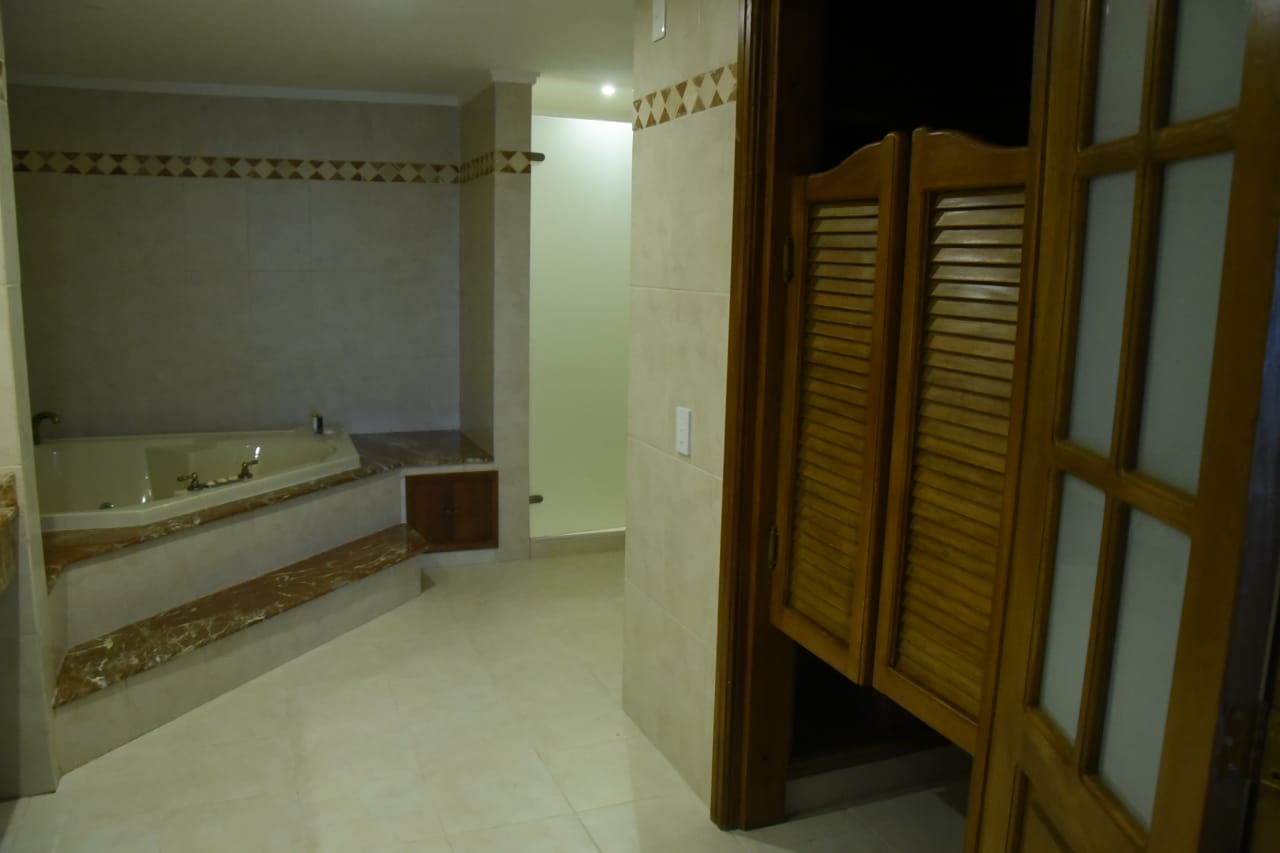Baño principal de la suite presidencial de la torre ejecutiva. 
