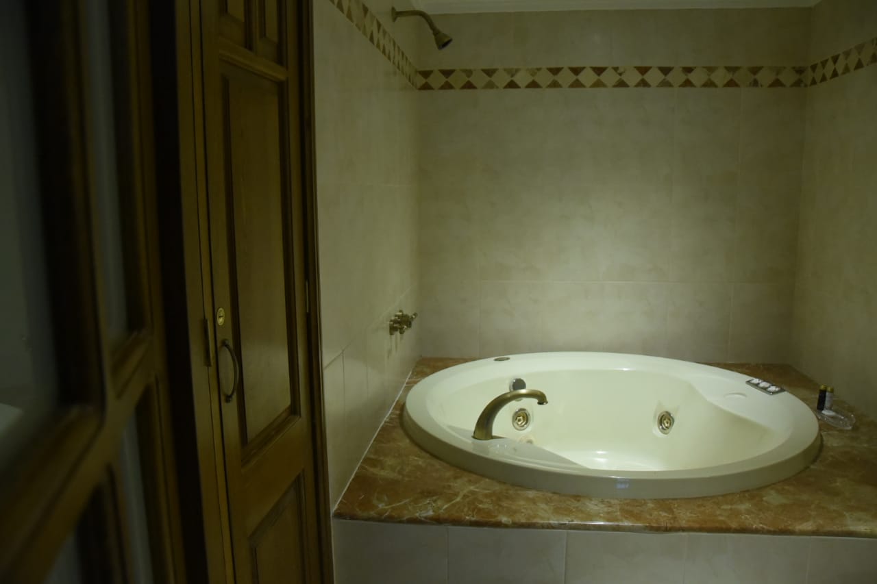 Los baños de la suite presidencial cuentan con jacuzzi. 