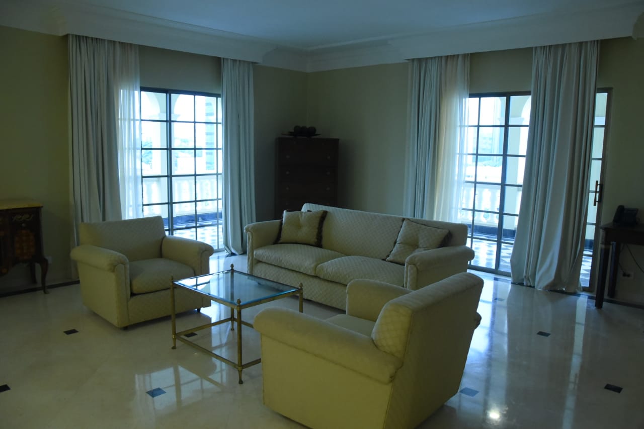 Otra de las salas de la suite presidencial de la torre ejecutiva. 