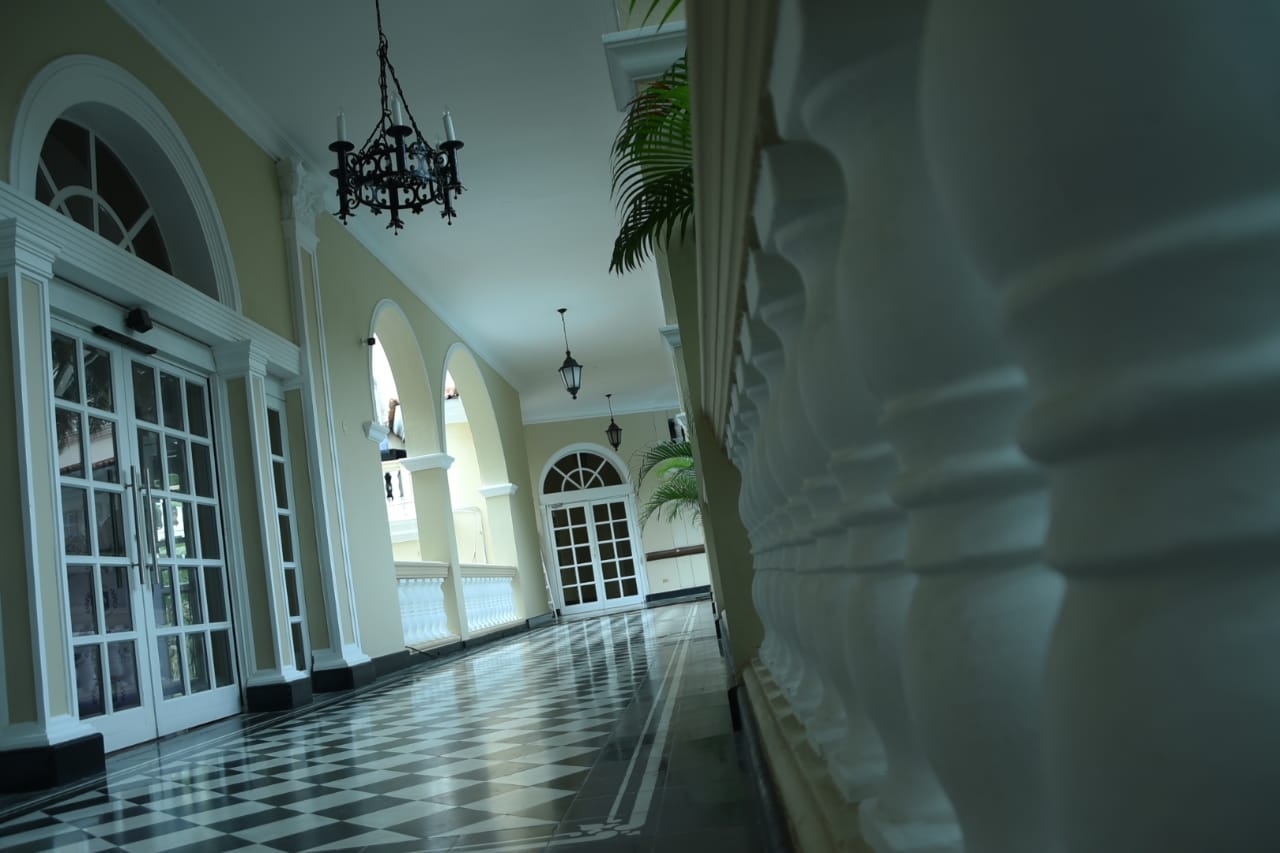 Pasillo en la entrada a la nueva torre ejecutiva del Hotel El Prado. 