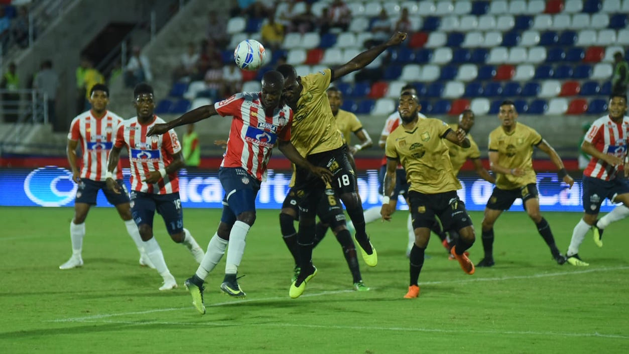 Álvaro Angulo y Daniel Moreno disputando en el juego aéreo.