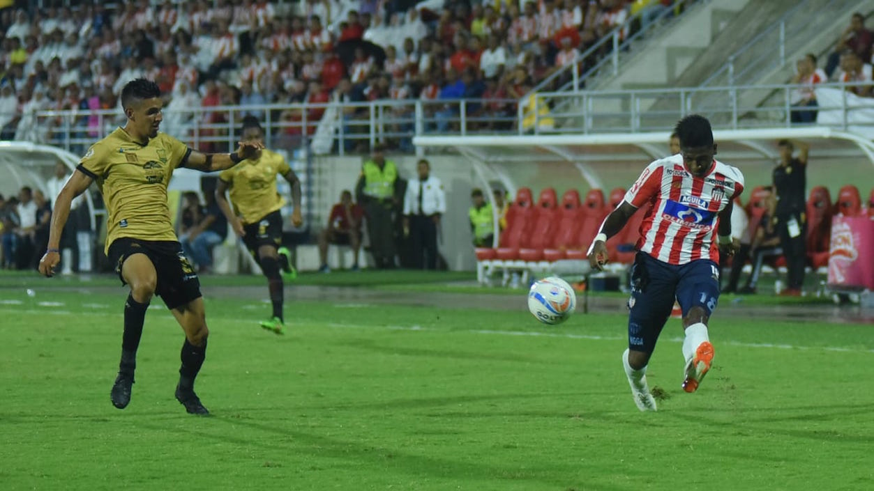 Otro remate de Yony González.