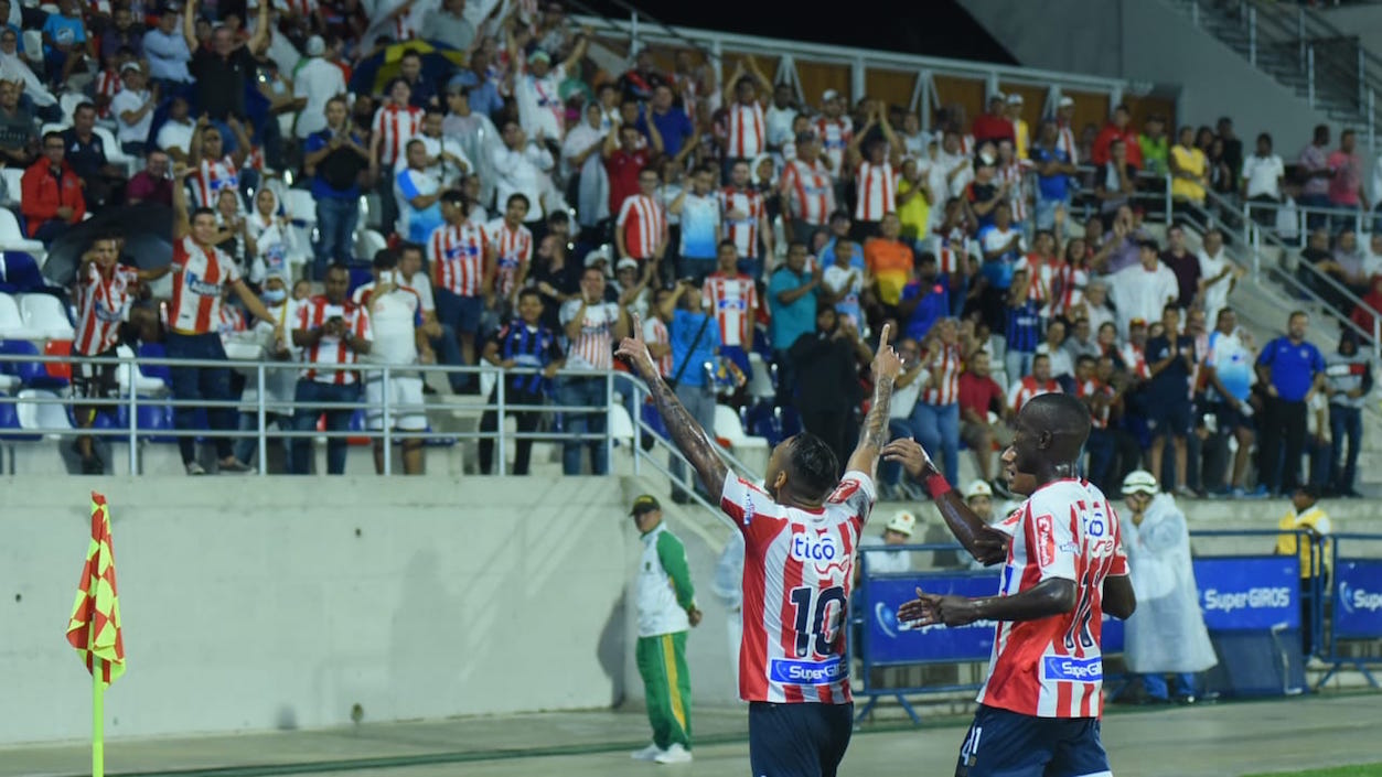Jarlan Barrera celebrando con la tribuna en el Romelio Martínez.