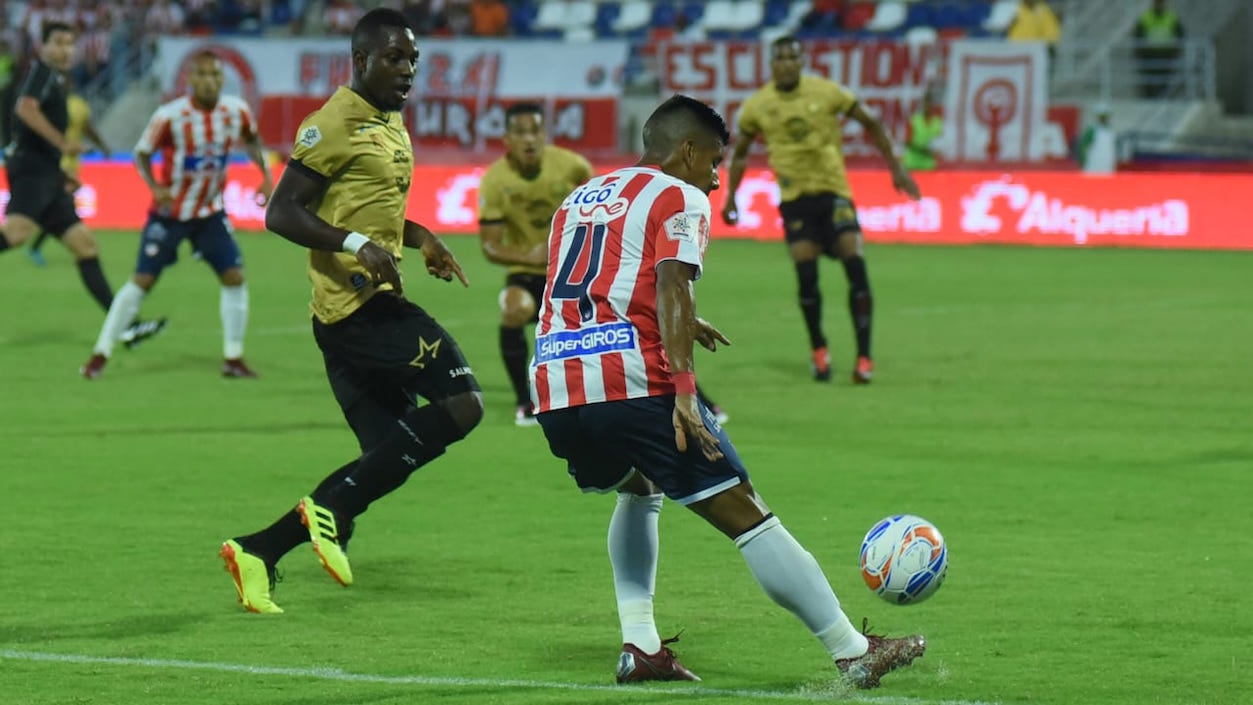 David Murillo neutralizando un ataque visitante.
