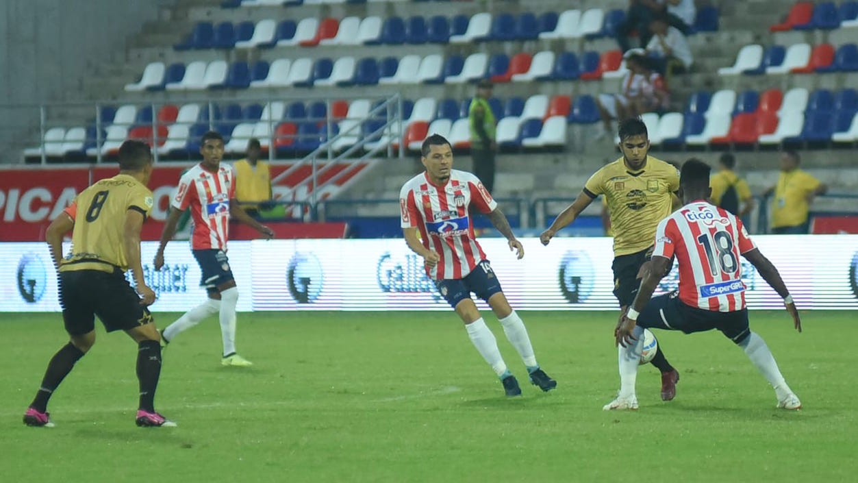 Yony González y Leonardo Pico controlando una llegada de las Águilas.