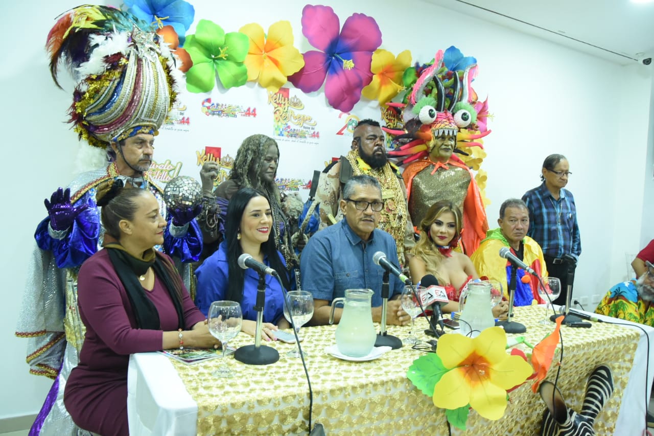 Kelly Restrepo Arévalo, Reina del Carnaval de la 44-2019 junto al presidente de la organización, Edgar Blanco y demás delegados. 