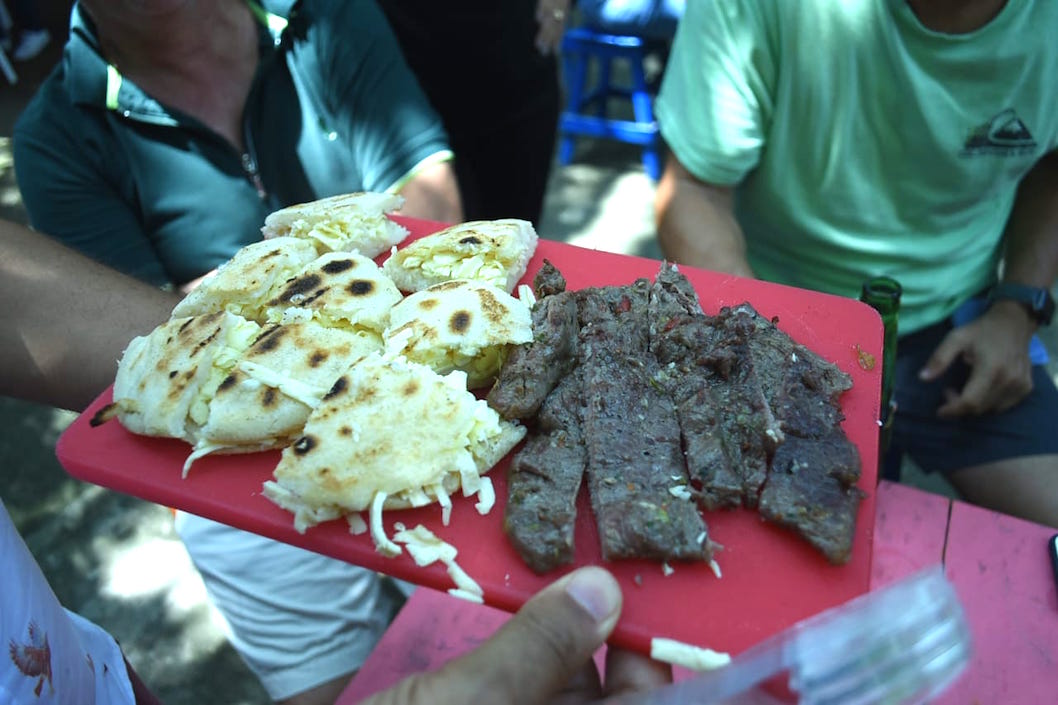 Arepas acompañadas con carne asada.