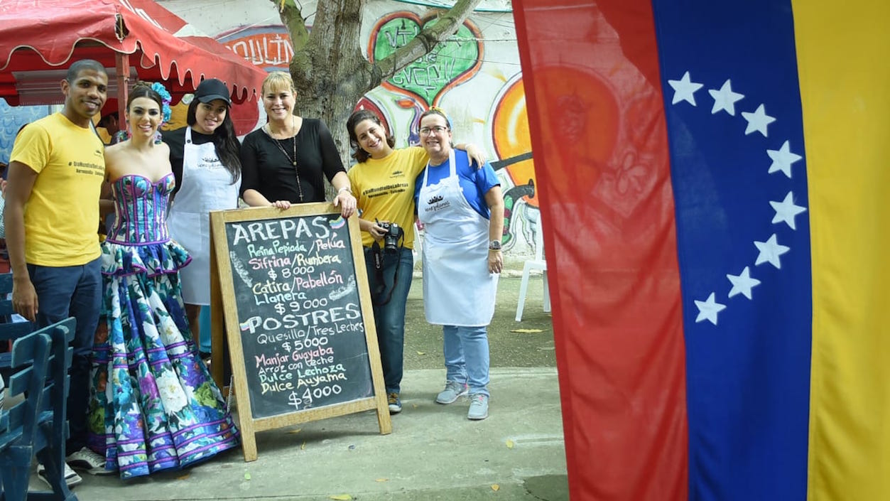 La Reina Carolina, la exmiss Mundo, Pilín, León y organizadores del evento.