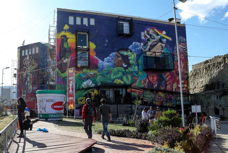 En los murales se puede apreciar a personajes paceños como la "cholita", la emblemática indígena aimara que lleva el largo cabello recogido en dos trenzas y viste polleras, blusa y bombín.