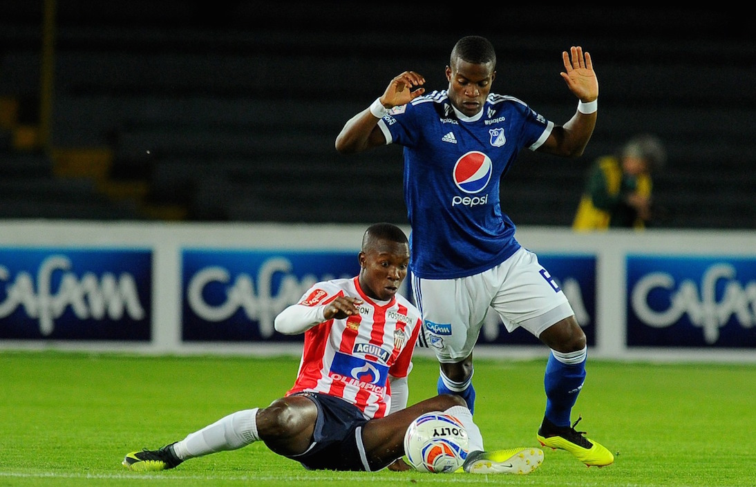 Daniel Moreno disputando el balón con Felipe Román.