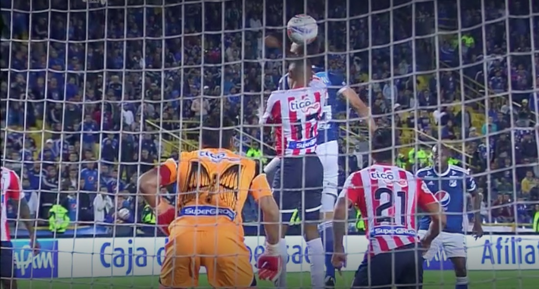 La falta inventada por el árbitro Luis Sánchez. El balón golpea en la cabeza de Andrés Cadavid y la envía a Sebastián Viera. Pero premeditamente el árbitro Luis Sánchez vio una mano de Gabriel Fuentes que no existió.