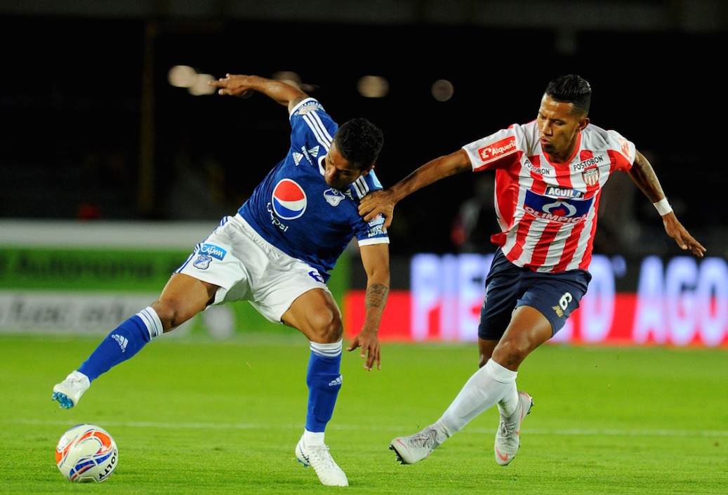 James Sánchez controlando el juego en el medio campo.