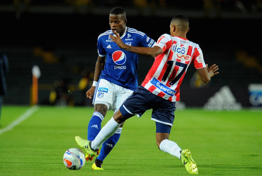Gabriel Fuentes controla una acción de los locales.