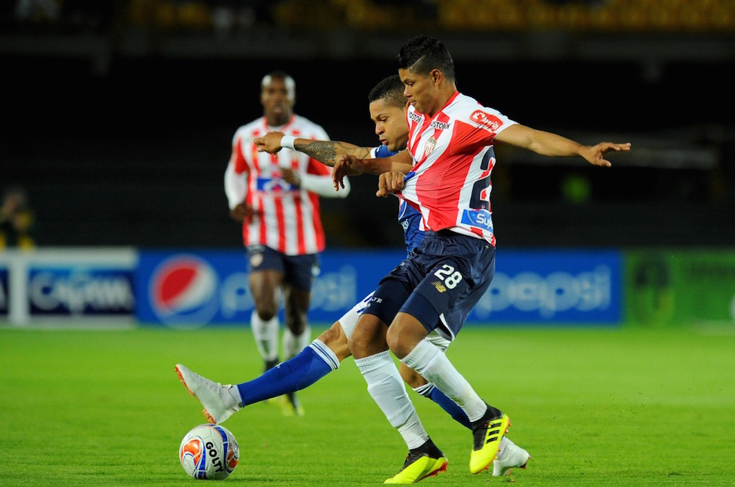 Enrique Serje despejando una ofensiva de Millonarios.