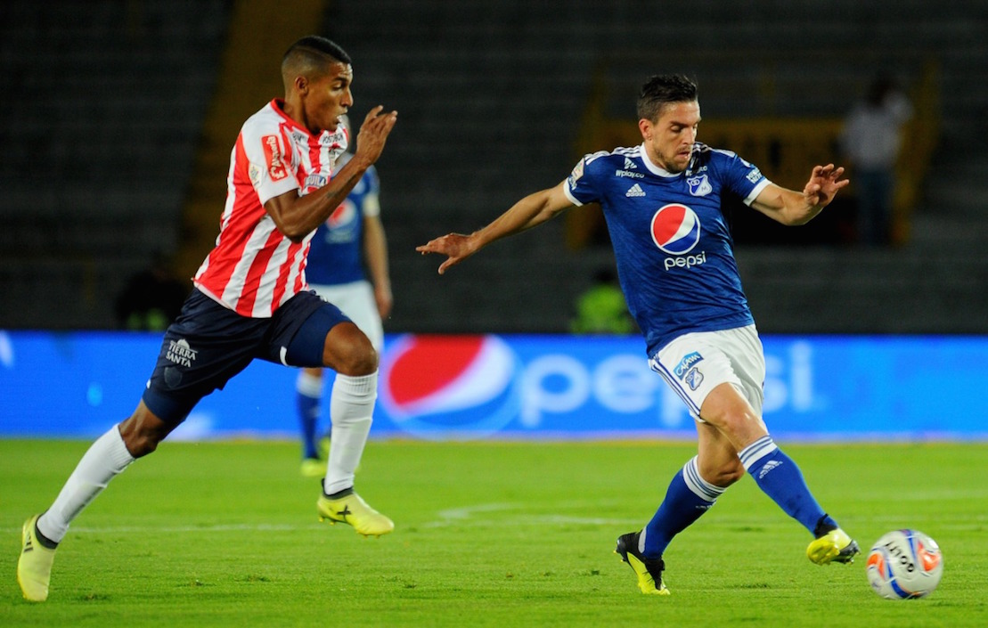 El lateral Gabriel Fuentes, manteniendo el control ofensivo de los locales.