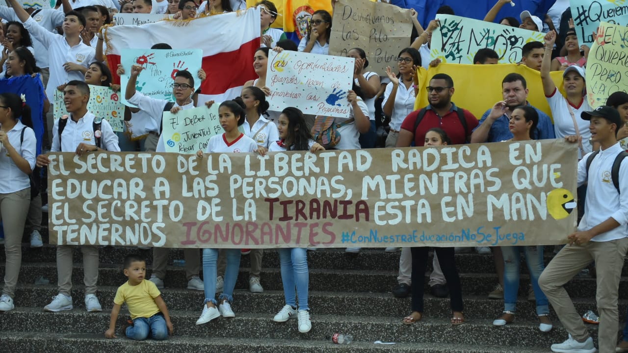 Jóvenes de Instituciones Educativas Públicas se unieron en la protesta.