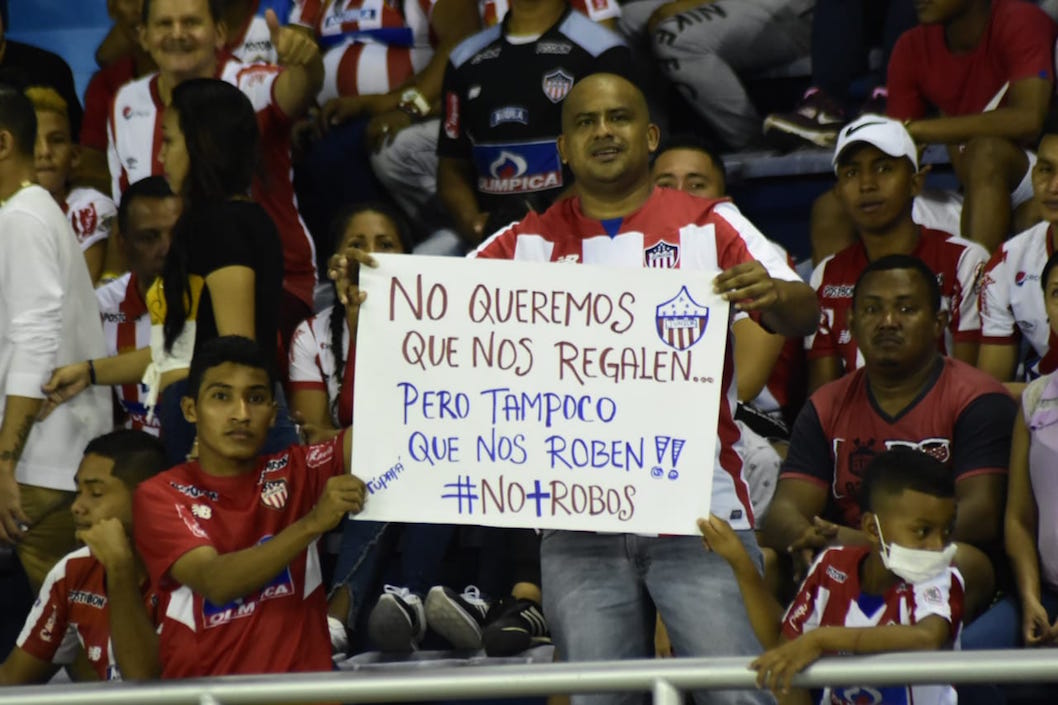 Mensaje de los aficionados ante los desacertados arbitrajes.