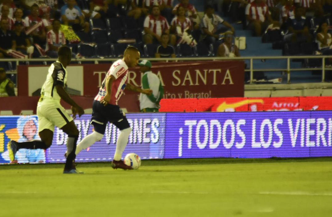 Jarlan Barrera en una jugada ofensiva.
