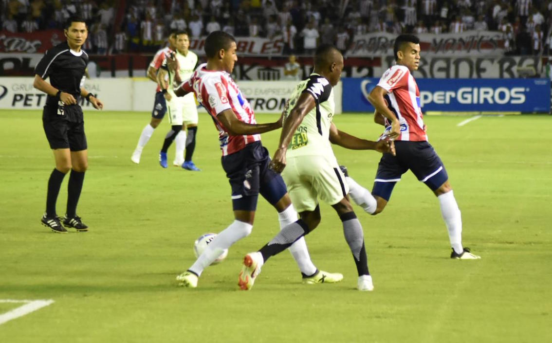 Gabriel Fuentes neutralizando una llegada visitante.