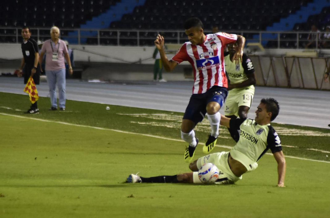 Luis Díaz intentando superar una marca.