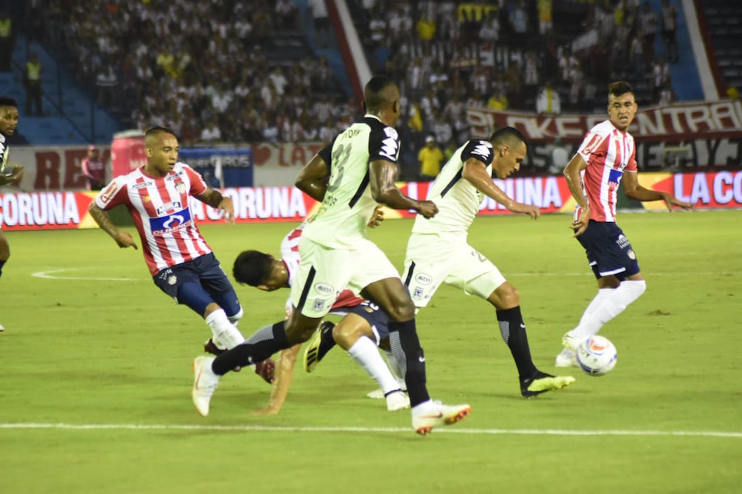 Teófilo Gutiérrez no logra superar a la defensa rival.