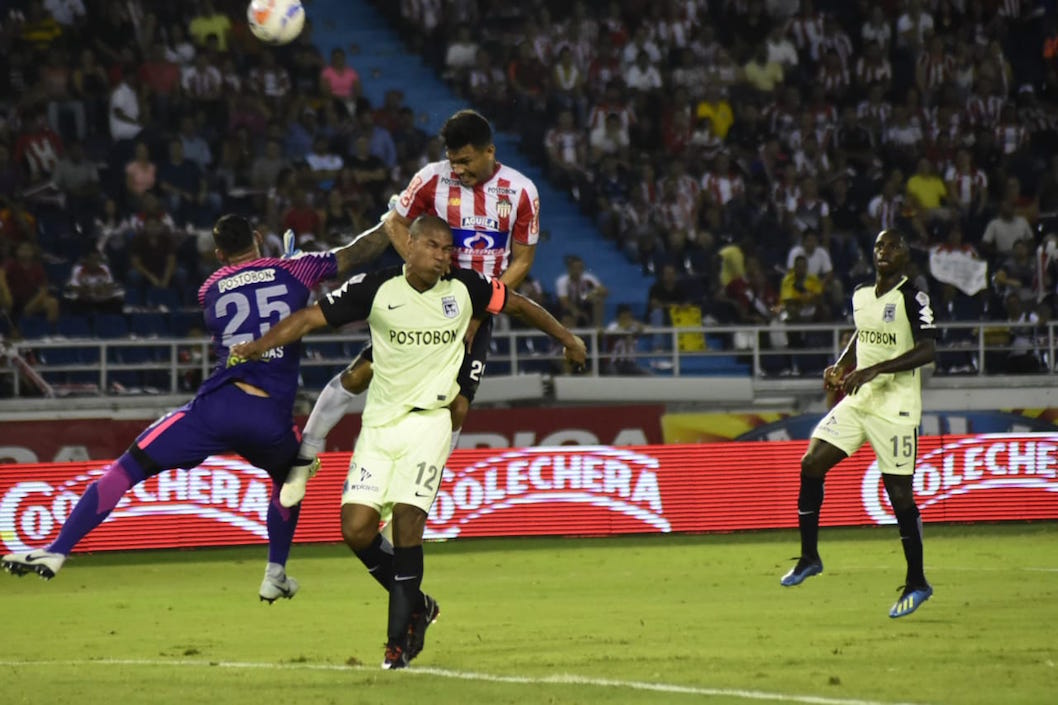 Teófilo Gutiérrez cabeceando frente al arquero Christian Vargas y Helibelton Palacios.
