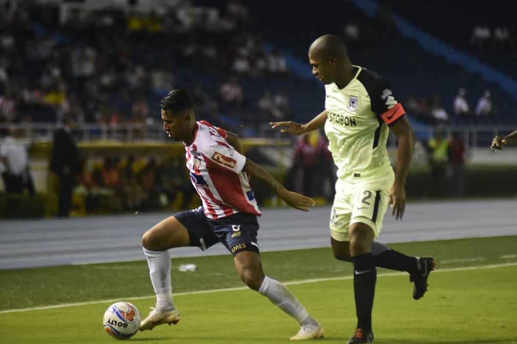 James Sánchez disputando el balón con Alexis Henríquez.
