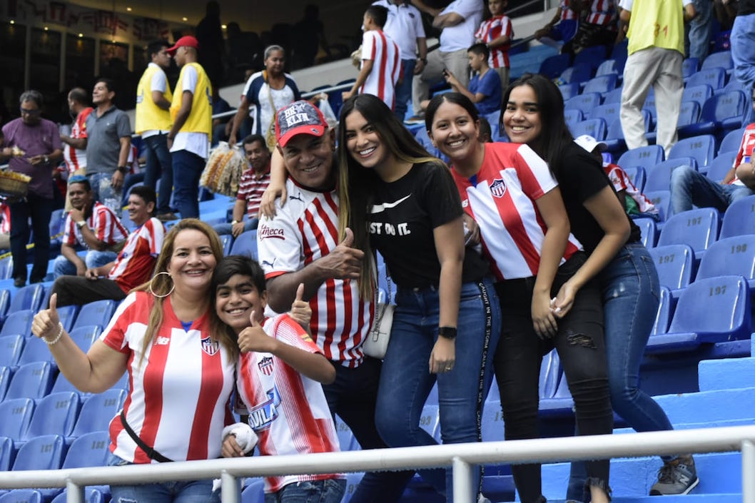 Aficionados junioristas en las gradas del Metropolitano.