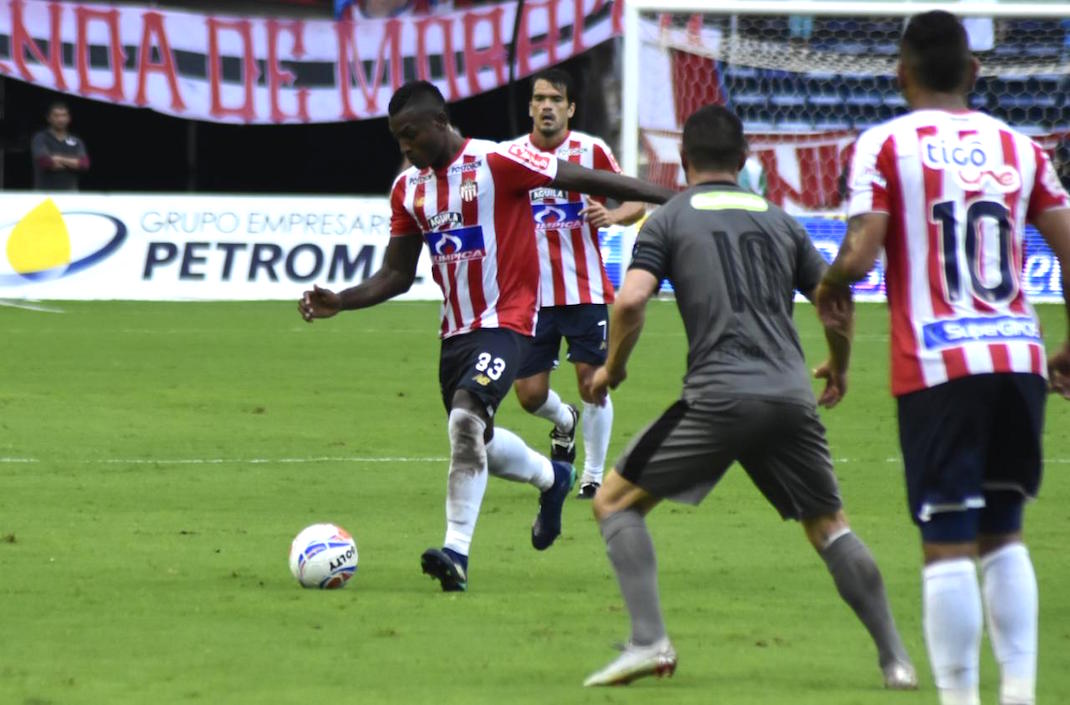 Willer Ditta neutralizando una llegada de los 'aseguradores'.