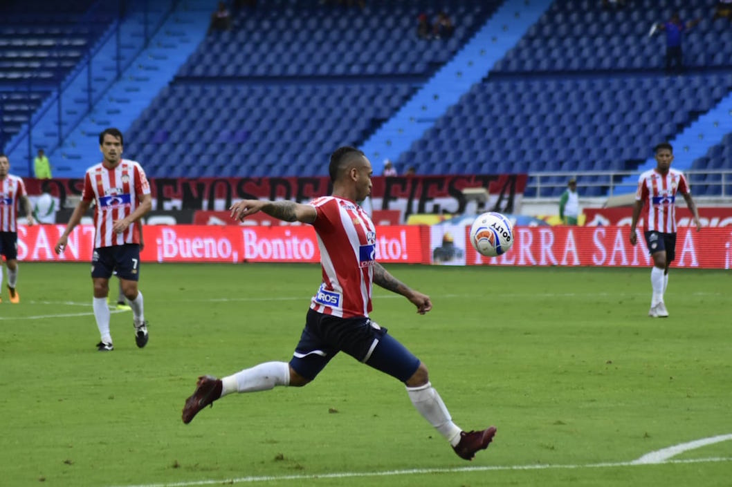 Jarlan Barrera intentando un remate que salió desviado.