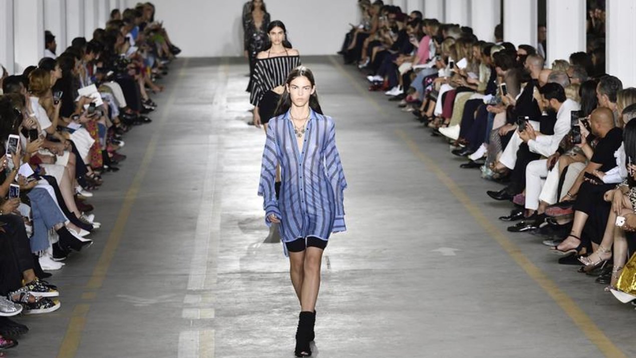 Una modelo presenta una creación del diseñador Roberto Cavalli en Milán. 