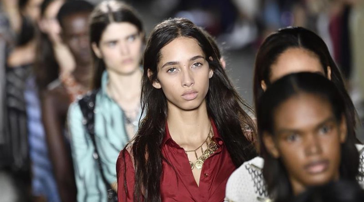 Modelos presentan las creaciones de Roberto Cavalli en Milán.