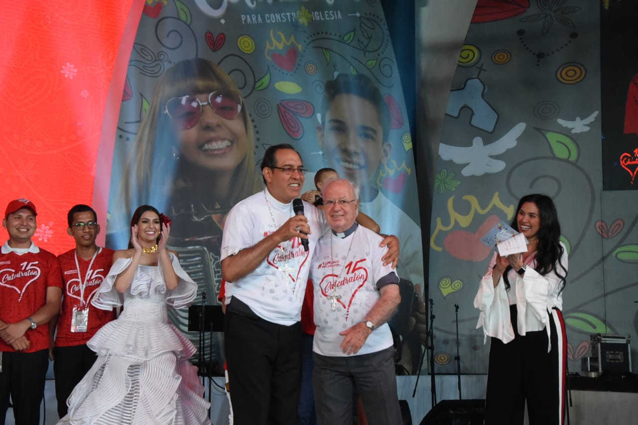 Monseñor Pablo Emiro Salas y Monseñor Víctor Tamayo.